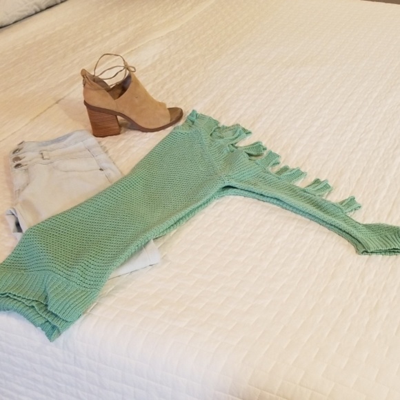 Cold Shoulder lightweight sweater - Picture 3 of 5